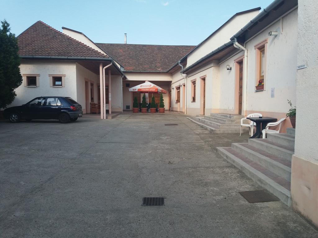 Rakoczi Panzio Hotel Debrecen Bagian luar foto