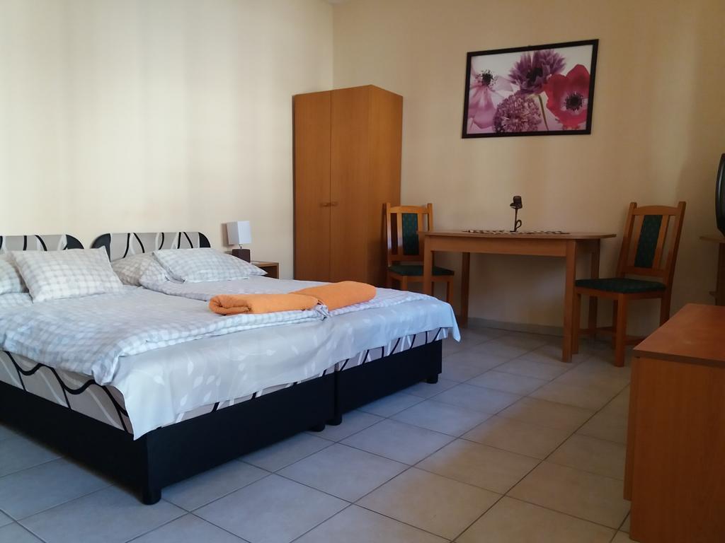 Rakoczi Panzio Hotel Debrecen Bagian luar foto