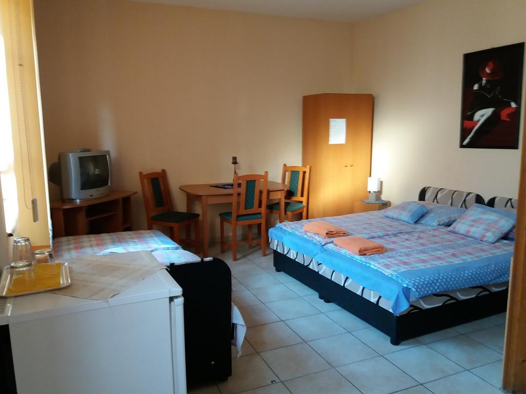 Rakoczi Panzio Hotel Debrecen Bagian luar foto
